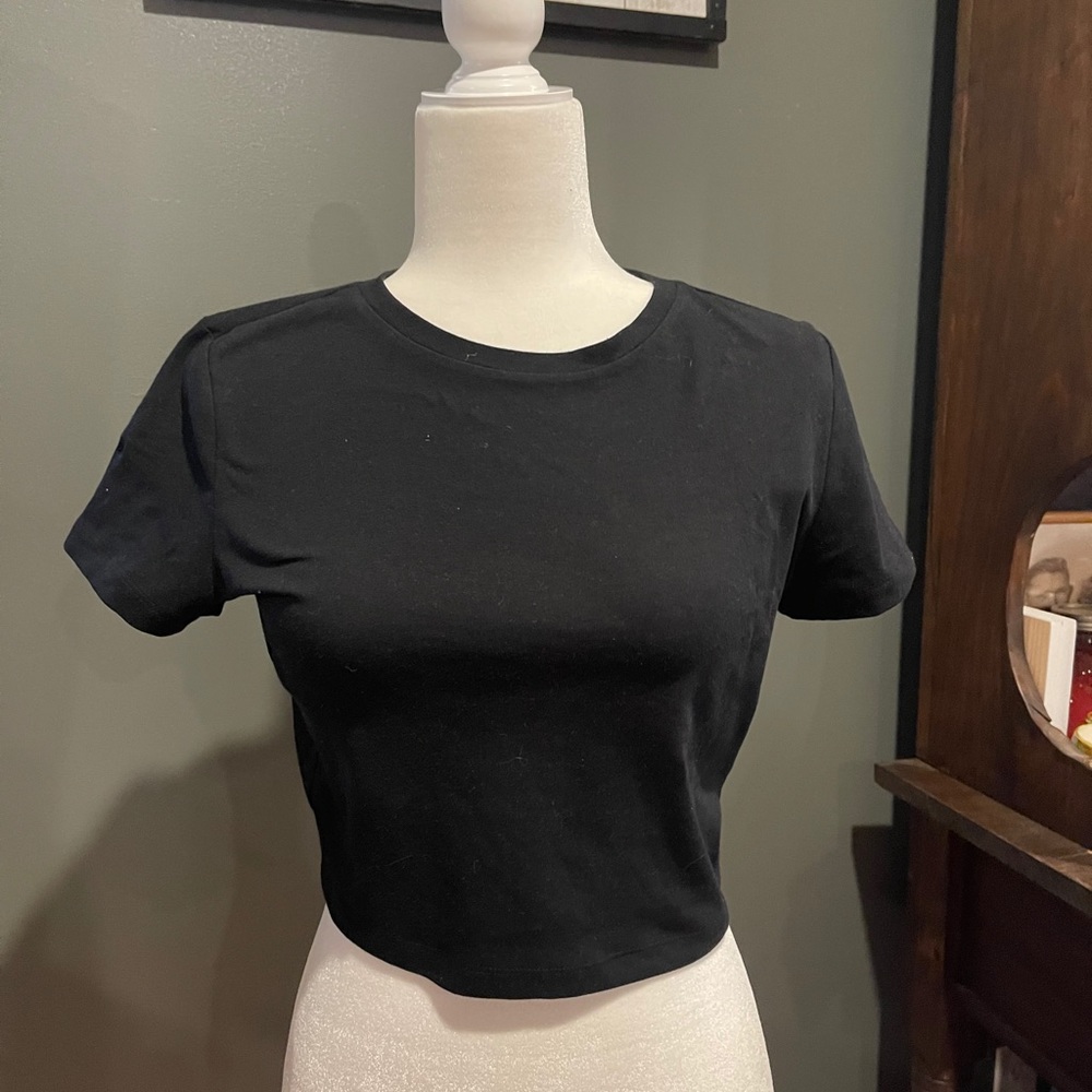 Short sleeved crop top